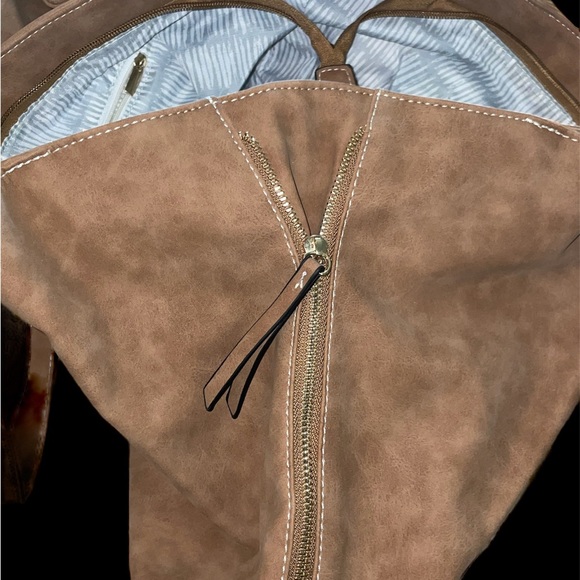 NWT COGNAC WITH GOLD HARDWARE PURSE. BEAUTIFUL AND SPACIOUS - Picture 3 of 8